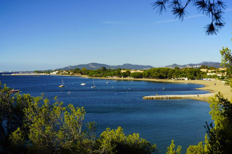 Plage de l'argentière avec pinède, parking gratuit, restaurant et eau peu profonde pour enfant à La Londe les Maures dans le Var
