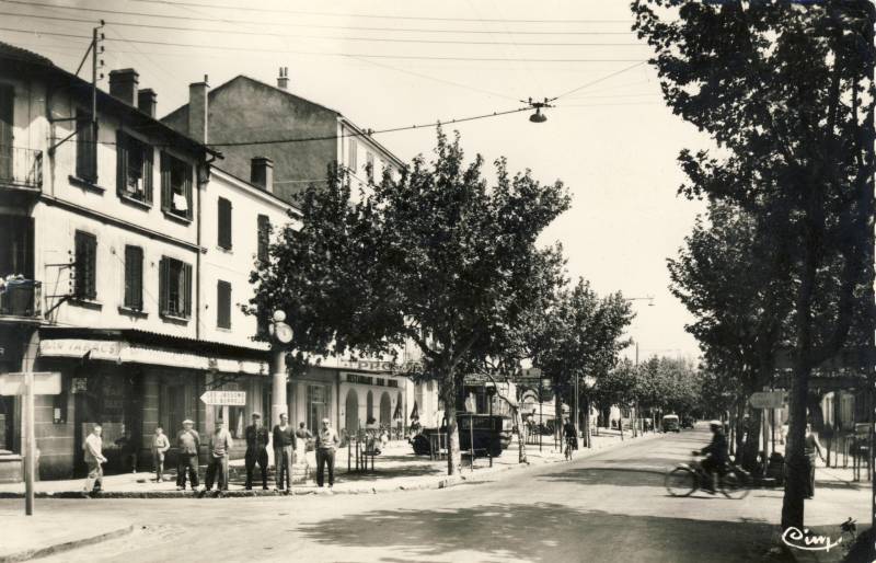 L'avenue Clemenceau à La Londe les Maures dans le Var vers 1950 